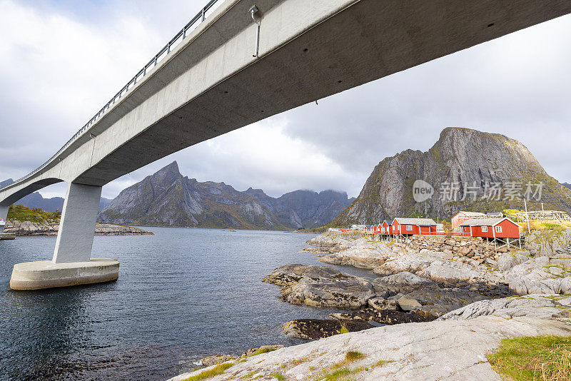 罗弗敦群岛的Hamnøy村，从桥下俯瞰