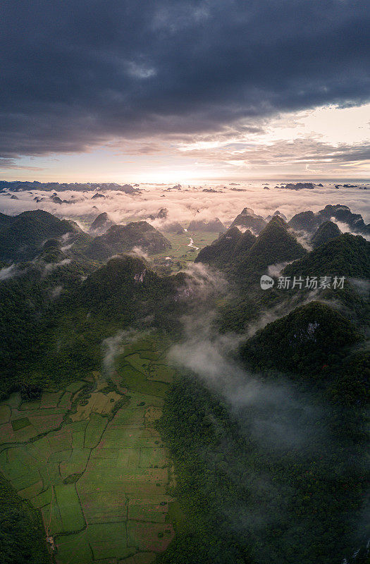 芳南河谷空中景观，越南曹邦省极具风光的景观，有河流、自然、绿色的稻田