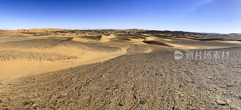 摩洛哥西撒哈拉沙漠的贫瘠景观