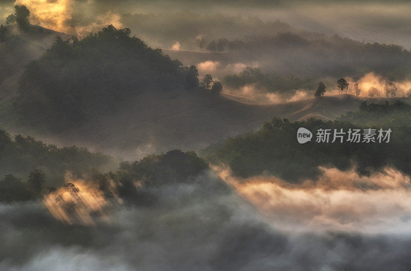 美丽的山景在上午班贾博村，泰国湄宏山。