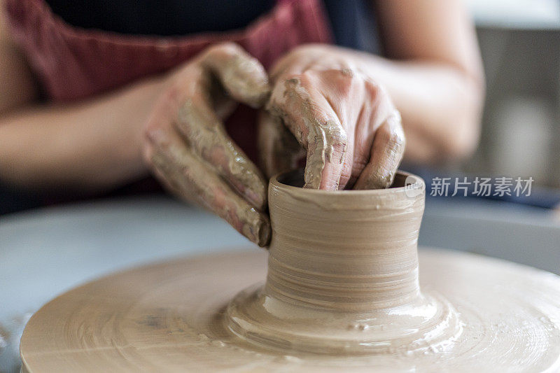 白人妇女用她的手制作陶瓷