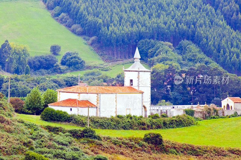 小村庄，农村教堂附近Gijón，阿斯图里亚斯，西班牙。