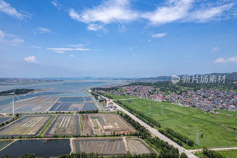 海边村庄和渔场鸟瞰图