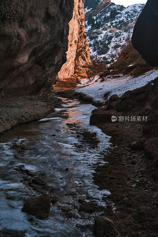 冬天峡谷里结冰的小溪