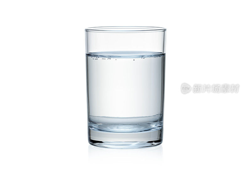 一杯水被隔离在白色的背景上