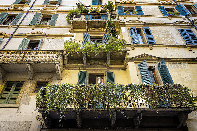 在意大利度假——维罗纳老城的一幢廉租房的正面