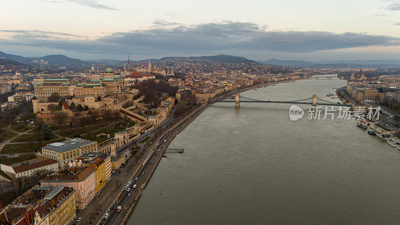 多瑙河上的Szechenyi链桥在匈牙利布达佩斯城市景观中的空中无人机视图