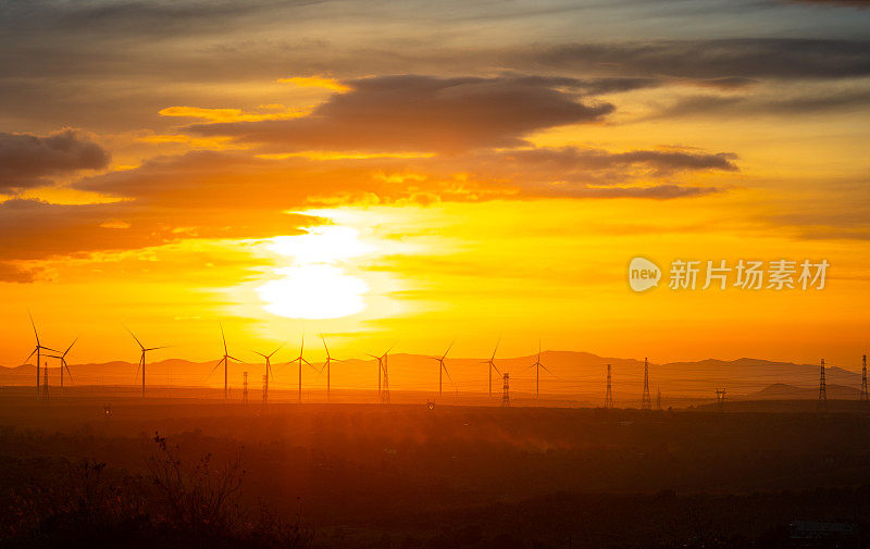风力发电场或风力公园的视图，在日落时风力涡轮机发电