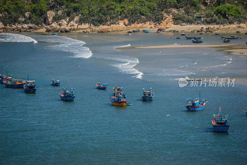 在宁顺的永希潘湾，海滩很清澈，船只在附近