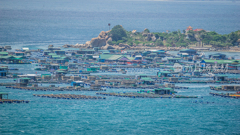 平巴潘朗岛海上水产养殖的木筏屋区