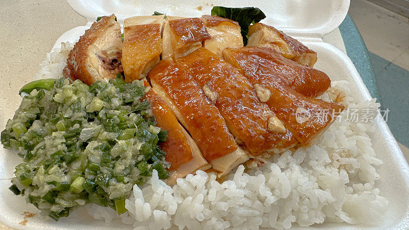 米饭上放烤鸭