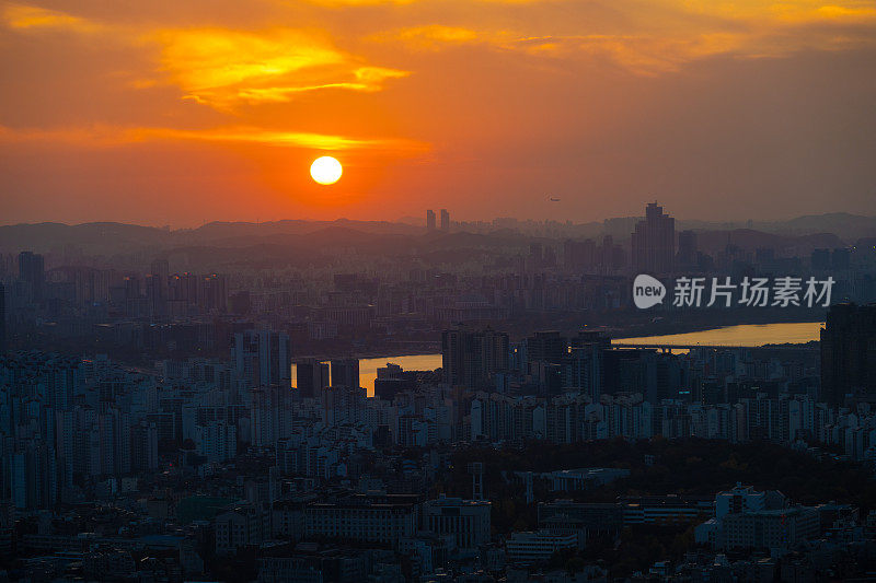 日落时韩国首尔的天际线