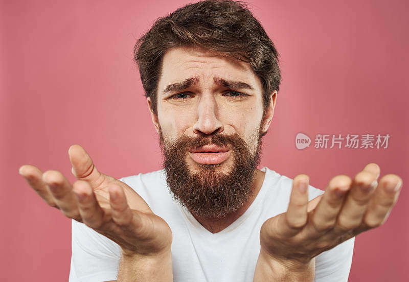 一个有胡子的男人在粉红色的背景悲伤的脸情绪模型