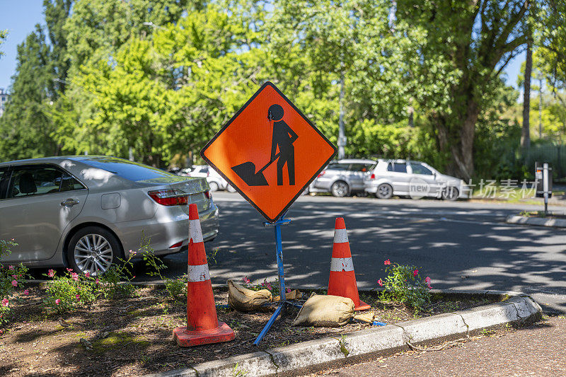 人行道上的道路施工标志