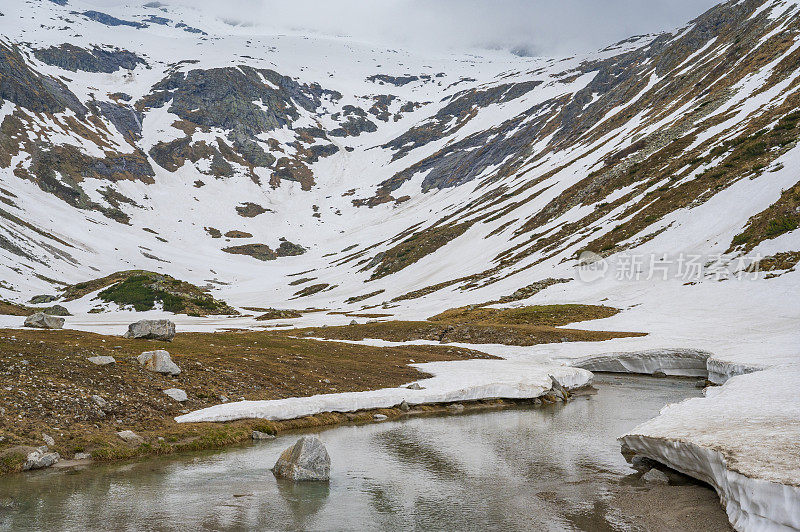 Kölnbreinbach在奥地利马尔他塔尔一个冰雪覆盖的山谷景观