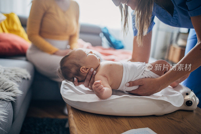 女医生出诊，为刚出生的女婴检查