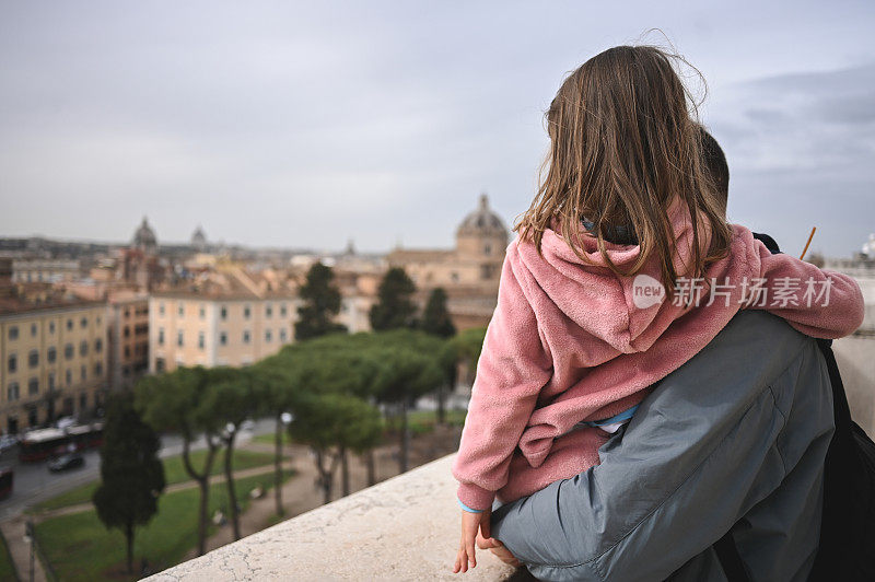 一家人观赏罗马市景。