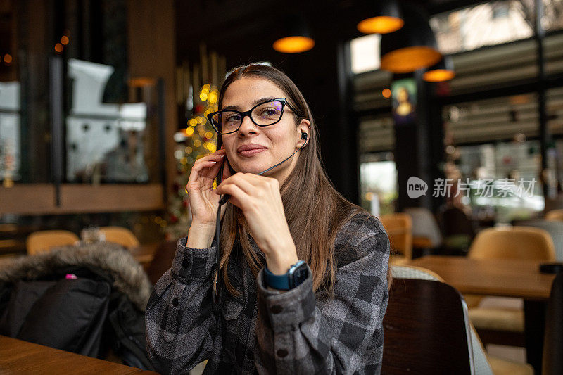 女人戴着带麦克风的有线耳机