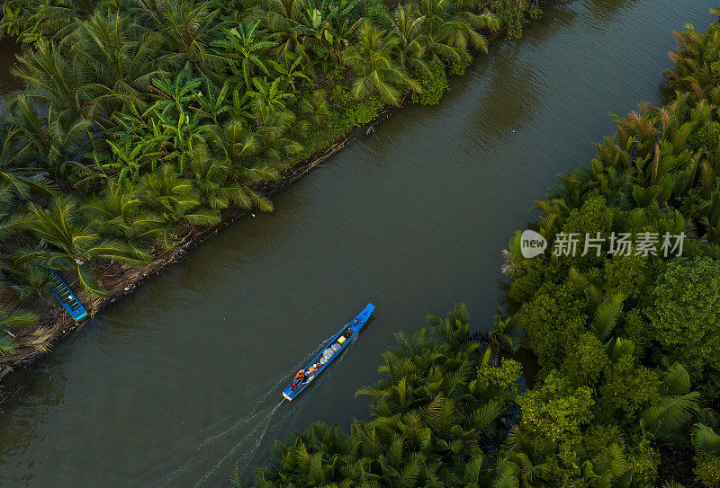 小船走在运河的中间，两边是尼帕棕榈林和卡茂红树林沼泽