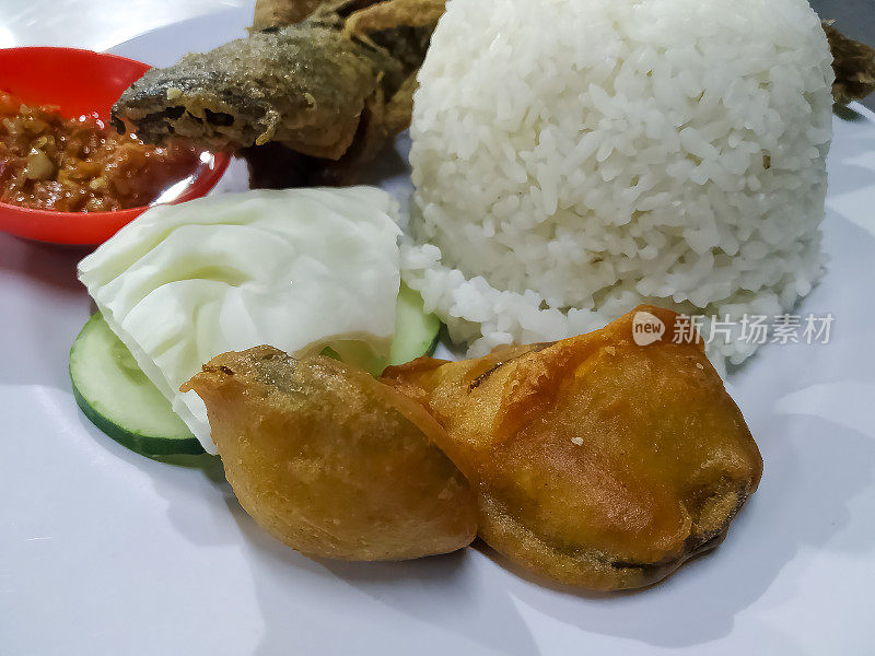 面粉炒茄子配米饭，卷心菜，黄瓜，炒鲶鱼和辣椒酱。食品菜单。