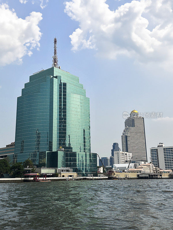 素坤逸市中心，曼谷市中心，泰国城市景观摩天大楼，从Iconsiam购物中心俯瞰湄南河，阳光明媚的蓝天与蓬松的白云，聚焦于前景