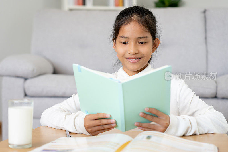 女孩在家学习。做作业，为考试鼓劲。亚洲女孩快乐家庭学校，教育，实践，技术书籍，学习，孩子，亚洲儿童课程