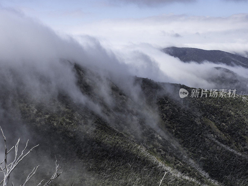 云从陡峭的山坡上流下