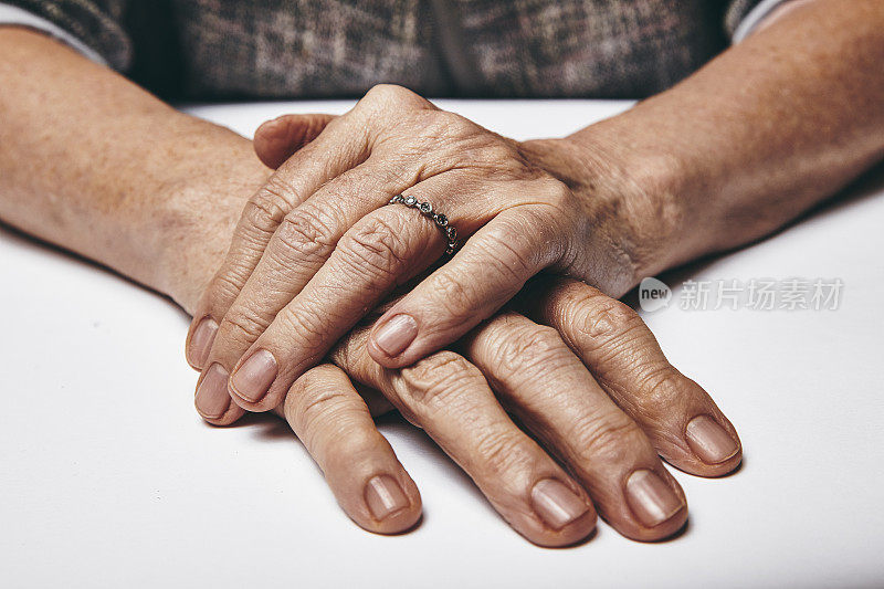 老妇人的手