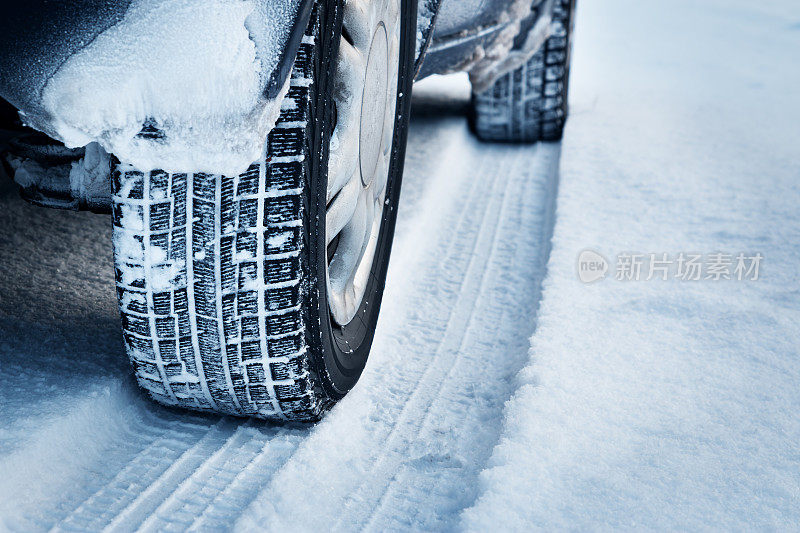 特写的汽车轮胎在冬天