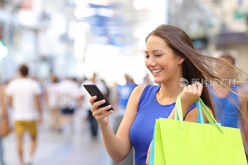 购物者在街上用智能手机购物