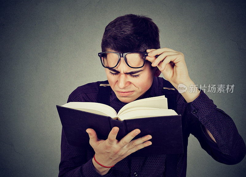 戴眼镜看书的人视力有问题