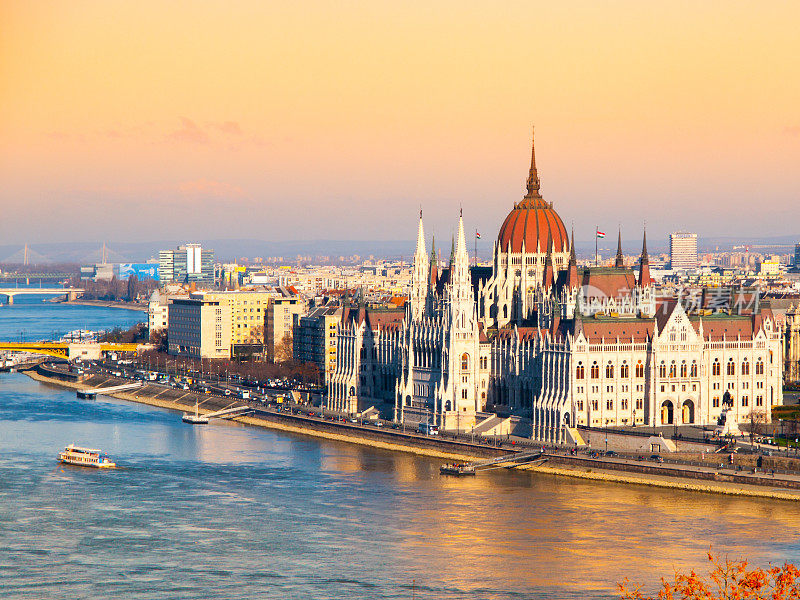 匈牙利首都布达佩斯多瑙河岸边的匈牙利议会历史建筑