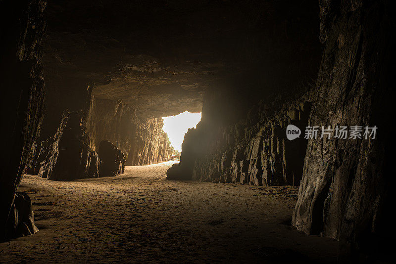 非凡的洞穴