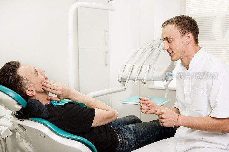 病人因牙痛而看牙医