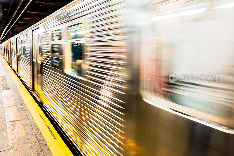 纽约市地铁列车驶离车站