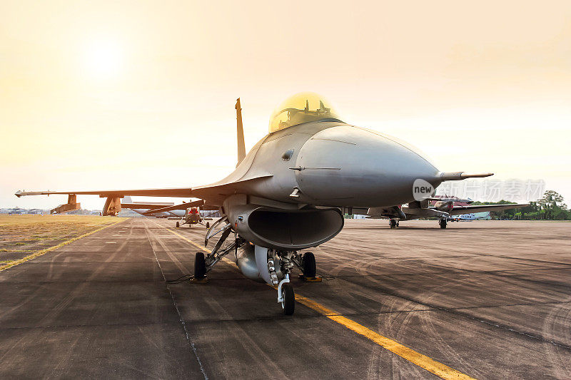 F16猎鹰战斗机停在空军军用飞机上