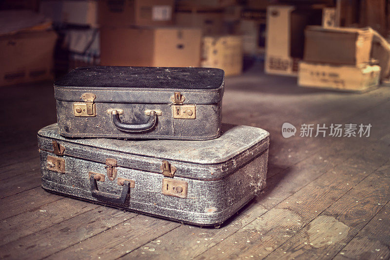 一个满是灰尘的阁楼里的老式行李箱