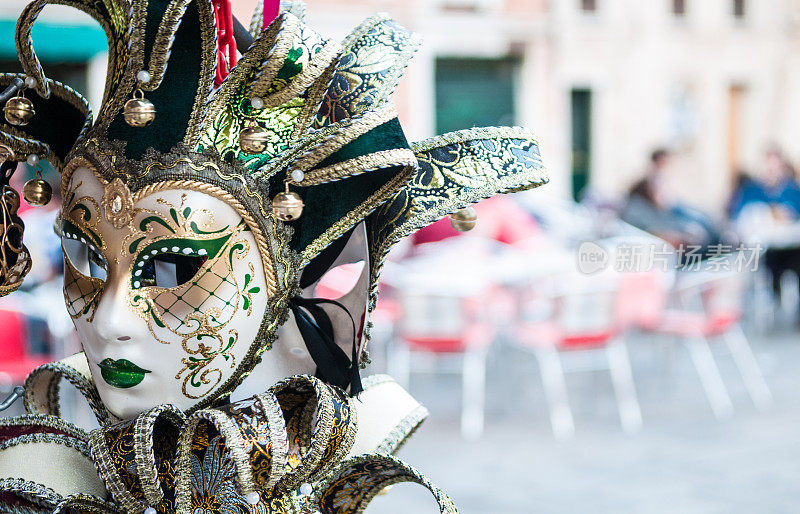 威尼斯面具在街头市场的摊位上出售
