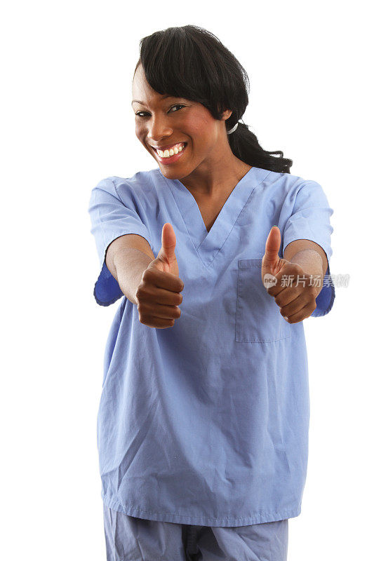 非裔美国护士竖起两个大拇指