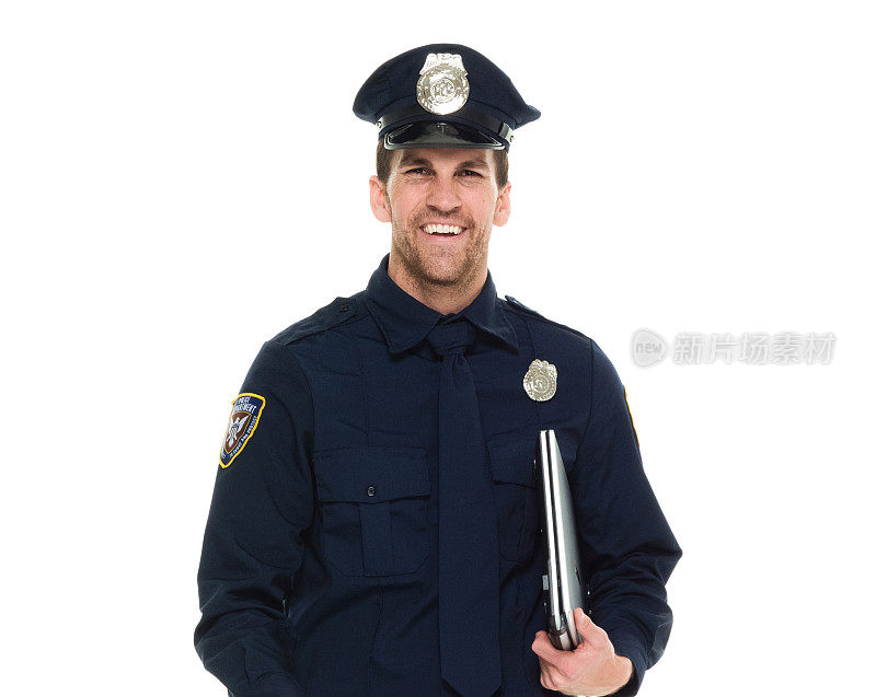 微笑警察拿着笔记本电脑