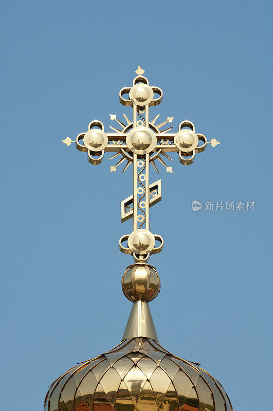 金色圆顶上的东正教十字架