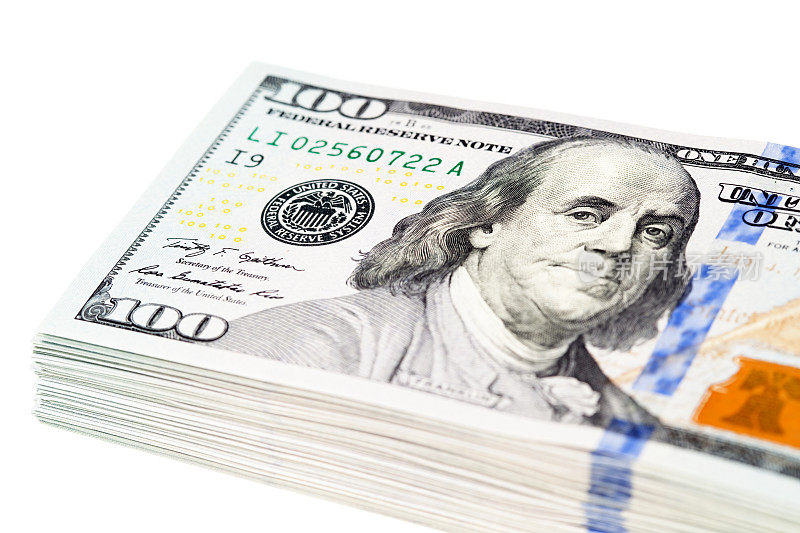 2013年新百元美钞叠在白色上