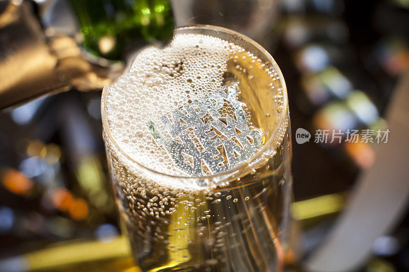 用香槟酒杯祝你新年快乐