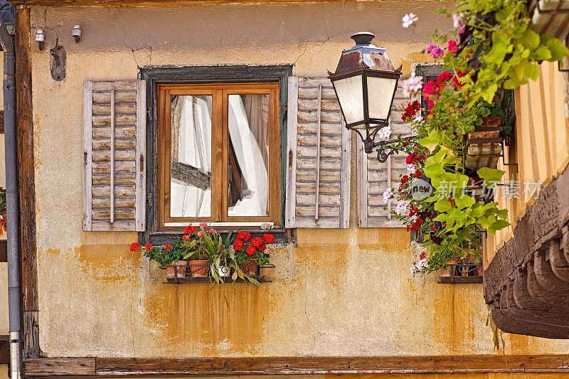 阿尔萨斯，里比维尔:小巷子里风景如画的窗户和鲜花