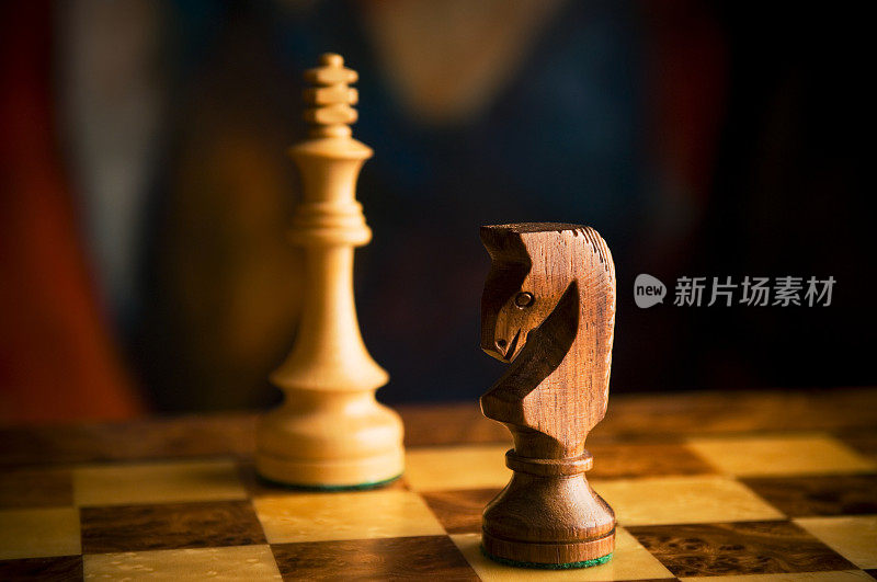 棋盘上的白王和黑骑士棋子