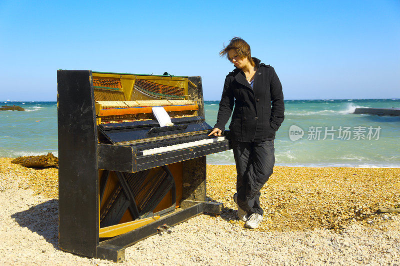 一个年轻女人和一架旧钢琴
