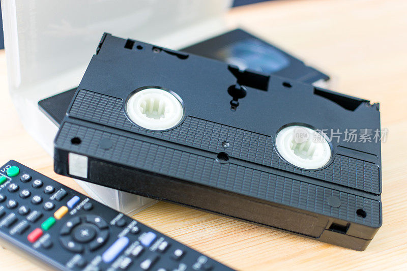 遥控和VHS盒式磁带