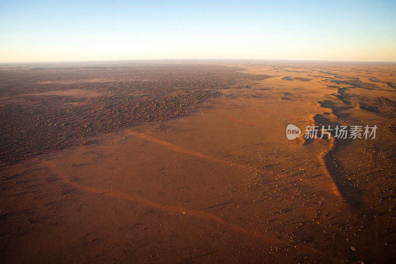 鸟瞰图的沙漠内陆澳大利亚在日落