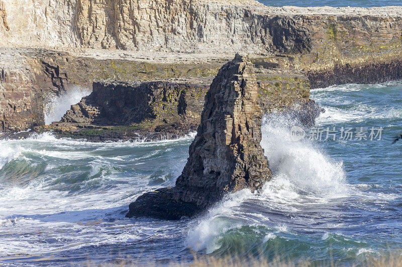 旧金山附近的岩石和波浪