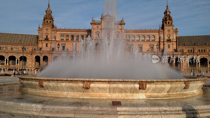 西班牙塞维利亚广场上的大喷泉和亭子